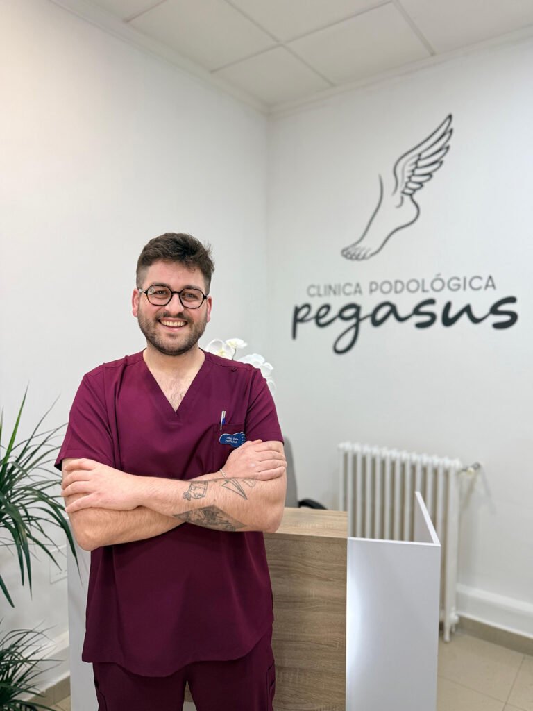 Se muestra al podólogo y director de la clínica podológica Pegasus Jesús Valle frente al mostrador de entrada de la clínica.