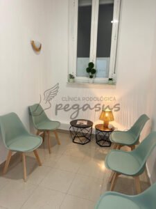 Se muestra la sala de espera de la clínica podológica Pegasus.