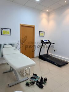 Se muestra la sala de exploración de la clínica podológica Pegasus.
